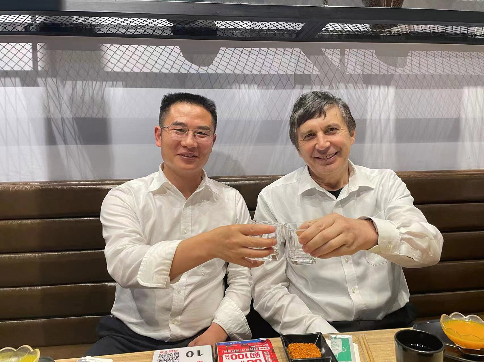 2023年5月23日張總與石墨烯諾貝爾獲獎(jiǎng)?wù)甙驳铝?海姆合影